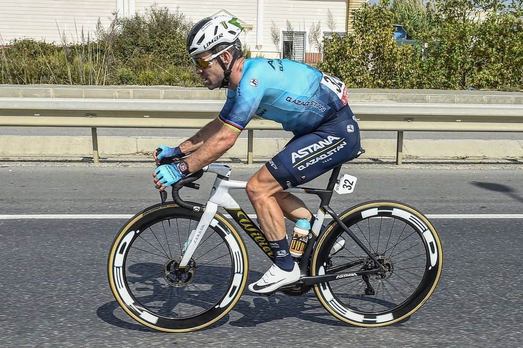 マーク・カヴェンディッシュのインスタグラム：「BACK AT IT!!!! 😆  First race with @astanaqazaqstanteam since my crash in July and started to dust the cobwebs off in the sunshine here today @tour_of_turkiye. Great result from our boy Glebby to get on the podium.」