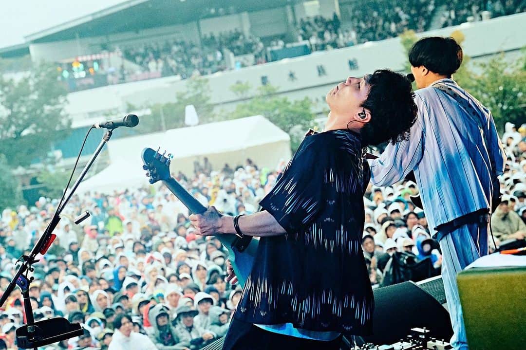田辺由明さんのインスタグラム写真 - (田辺由明Instagram)「【京都音楽博覧会2023】ありがとうございました！！  くるりへの愛とリスペクトを込めて全力でギターを弾きました！！  客席側から感じる皆様の音楽愛とあたたかい声援が音博ならではの空気感ですごく楽しい幸せな時間でした…。  今日マカロニえんぴつを知ってくれた方もまた何処かで会えたら嬉しいです！！  岸田さんに演奏が上手くなってるって言って頂けてめちゃくちゃ嬉しかった…！！  photo by 浜野カズシ @hamanokazushi   #京都音楽博覧会 #音博 #くるり #マカロニえんぴつ」10月9日 1時26分 - toriashi_vyt