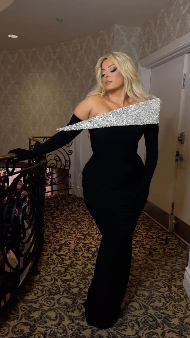 Bebe Rexhaのインスタグラム：「Say yes to me 🙇🏼‍♀️💗」