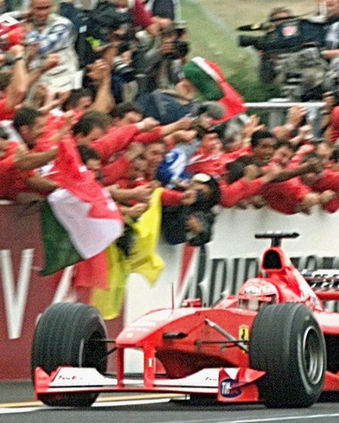 ミハエル・シューマッハさんのインスタグラム写真 - (ミハエル・シューマッハInstagram)「Suzuka 2000 Goosebumps forever  @scuderiaferrari   pics: AFP」10月9日 1時23分 - michaelschumacher