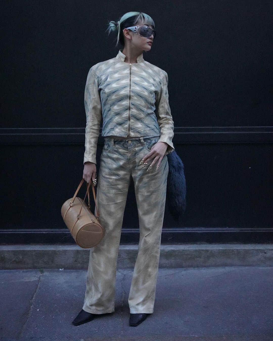 moanaさんのインスタグラム写真 - (moanaInstagram)「Konnichiwa in Bonjour🇫🇷  📷 by @brvsco_   #pfw2024  #pfw #pfwwomen #paris #parisfashionweek  #vintage #louisvuitton  #dior #outfit」10月9日 1時35分 - moannu