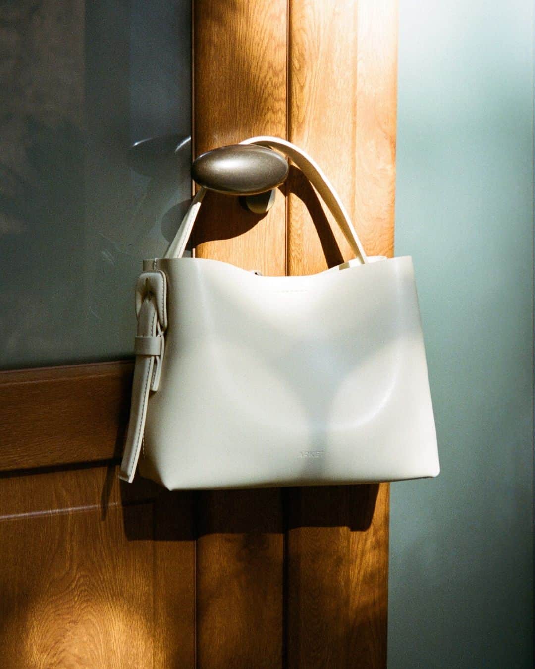 ARKETさんのインスタグラム写真 - (ARKETInstagram)「Our classic mid-size Leather Crossbody Bag in cream. Detailed with a magnetic closure and a wide top handle with a leather-covered buckle, this crossbody bag can be worn several ways. Both shoulder strap and top handle are adjustable in length. Explore all of our bags: link in bio. - #ARKET」10月9日 2時00分 - arketofficial
