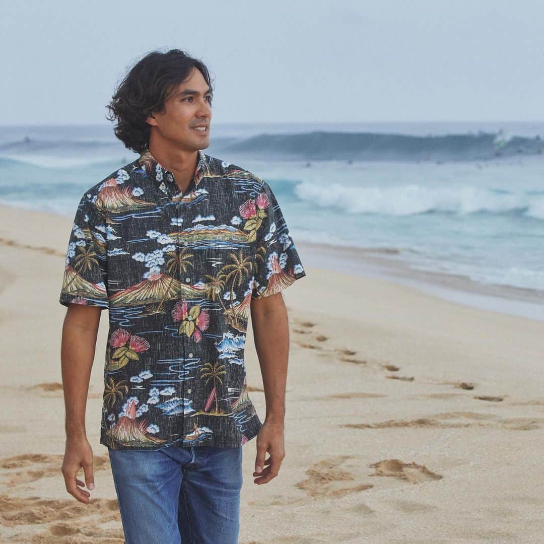 レインスプーナーのインスタグラム：「Introducing Big Island Glory, our third volcano-inspired design. This hand painted print takes a scenic approach, featuring Hawaii's famous active volcanoes, Kilauea and Mauna Loa, alongside blooming lehua flowers, all set against a backdrop of waves, surf, palms, and clouds.」