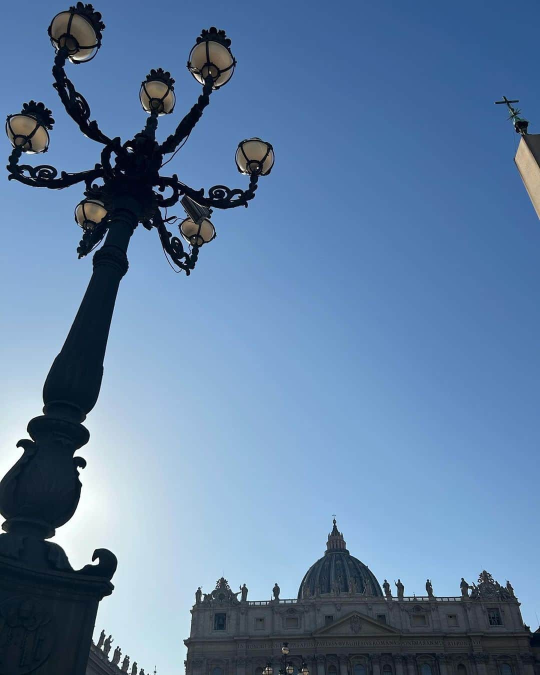 中岡由佳さんのインスタグラム写真 - (中岡由佳Instagram)「❇︎ 夕方、ひとりでバチカン再来。サンピエトロ広場からサンピエトロ大聖堂を見つめる。差し込む夕日が眩しくて美しい。カトリックへの祈りと、カトリック教徒の父や大切な人への想いを胸にここにいました。いつまでもここにいられるほど心が落ち着きました。ひとりではない気持ち。  帰りにスーパーに寄って軽く買い物をしてアパートホテルに戻りました。イタリアはGoogle mapsとVISA touchがあれば行動できます。  #StatodellaCittàdelVaticano #バチカン市国 #BasilicadiSanPietroinVaticano #サンピエトロ大聖堂 #Roma #ローマ #Italy #イタリア」10月9日 1時54分 - yuka_nakaoka