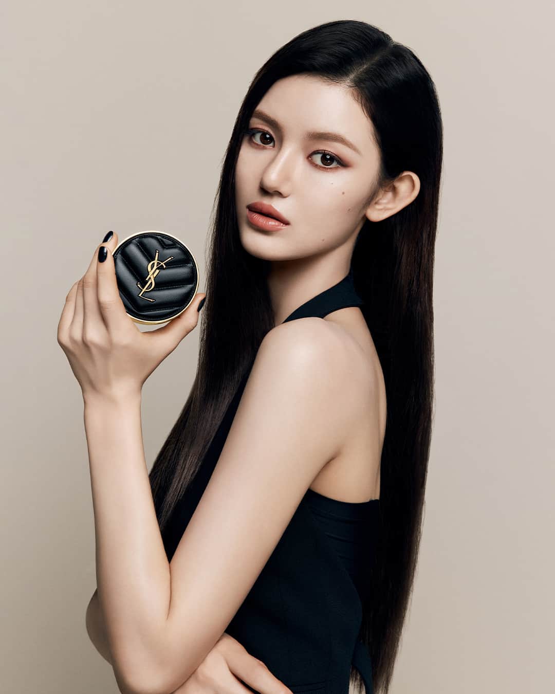 Yves Saint Laurent Beautyさんのインスタグラム写真 - (Yves Saint Laurent BeautyInstagram)「Take radiant skin anywhere like #Danielle with LE CUSHION ENCRE DE PEAU. Wrapped in a signature black leather case that embodies the distinctive YSL Beauty spirit.    #YSLBeauty #LeCushion #NewJeans #입생로랑뷰티 @NewJeans_Official」10月9日 2時00分 - yslbeauty