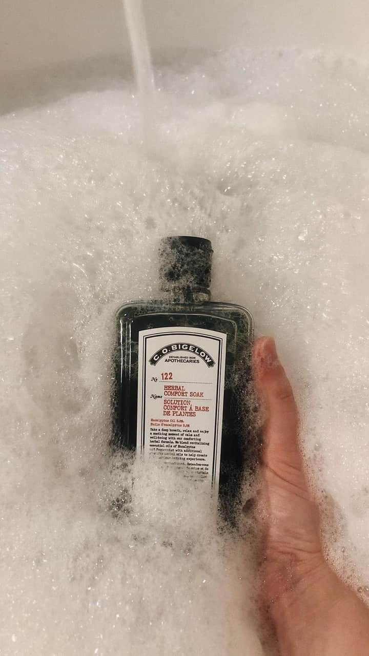 C.O. Bigelowのインスタグラム：「Fall has arrived, signaling the perfect season for indulging in a soothing Herbal Comfort Soak. 🌿✨ With a blend of revitalizing essential oils and extracts, including Eucalyptus, Peppermint, Ginger, and Echinacea, this soak will become your go-to for relaxation and spirit revival.🌬️🌱 ⁠ ⁠ 📷️ @byjuliaperez」