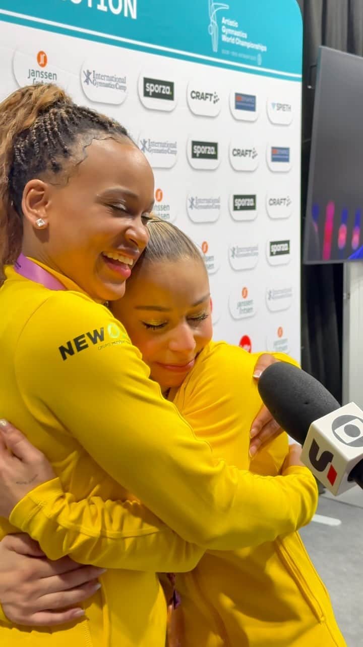 フラヴィア・サライヴァのインスタグラム：「A gente desafia você a não se emocionar com esse vídeo! 💛💙💚  Rebeca 🤝 Flavinha: MEDALHISTAS MUNDIAIS!  🇧🇷💫  #LoteriasCAIXA @loteriascaixaoficial #PreventSenior #Estacio @preventsenior @newonoficial #antwerp2023  #getmovedbymotion #CBGnaAntuerpia2023」