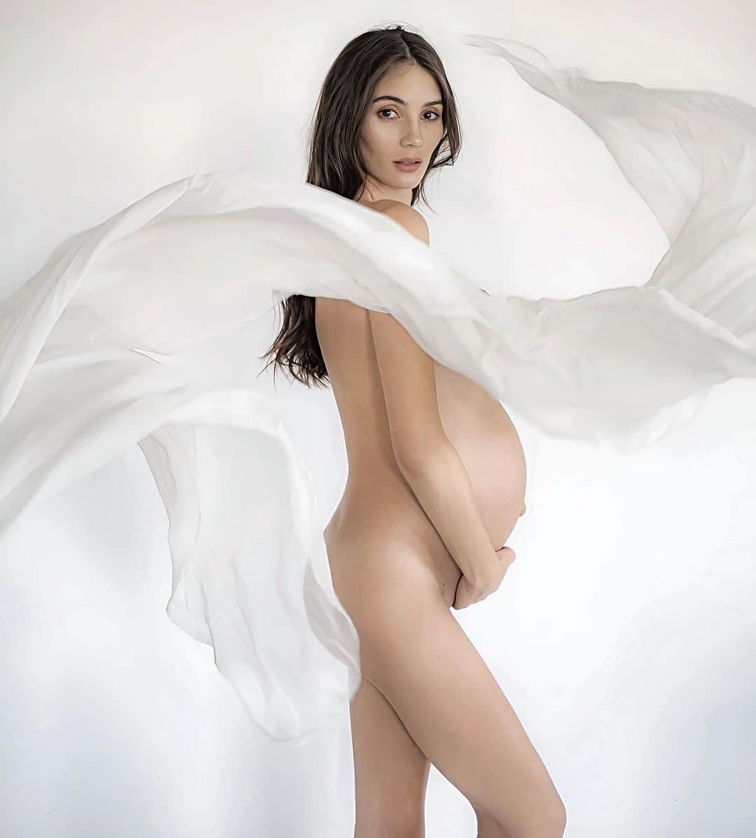 クリスティーナ・シックのインスタグラム：「One year ago… when I felt the most beautiful 🥹🤰🏻 #9monthspregnant & very last moments of my pregnancy captured by @lucierobinsonphoto」