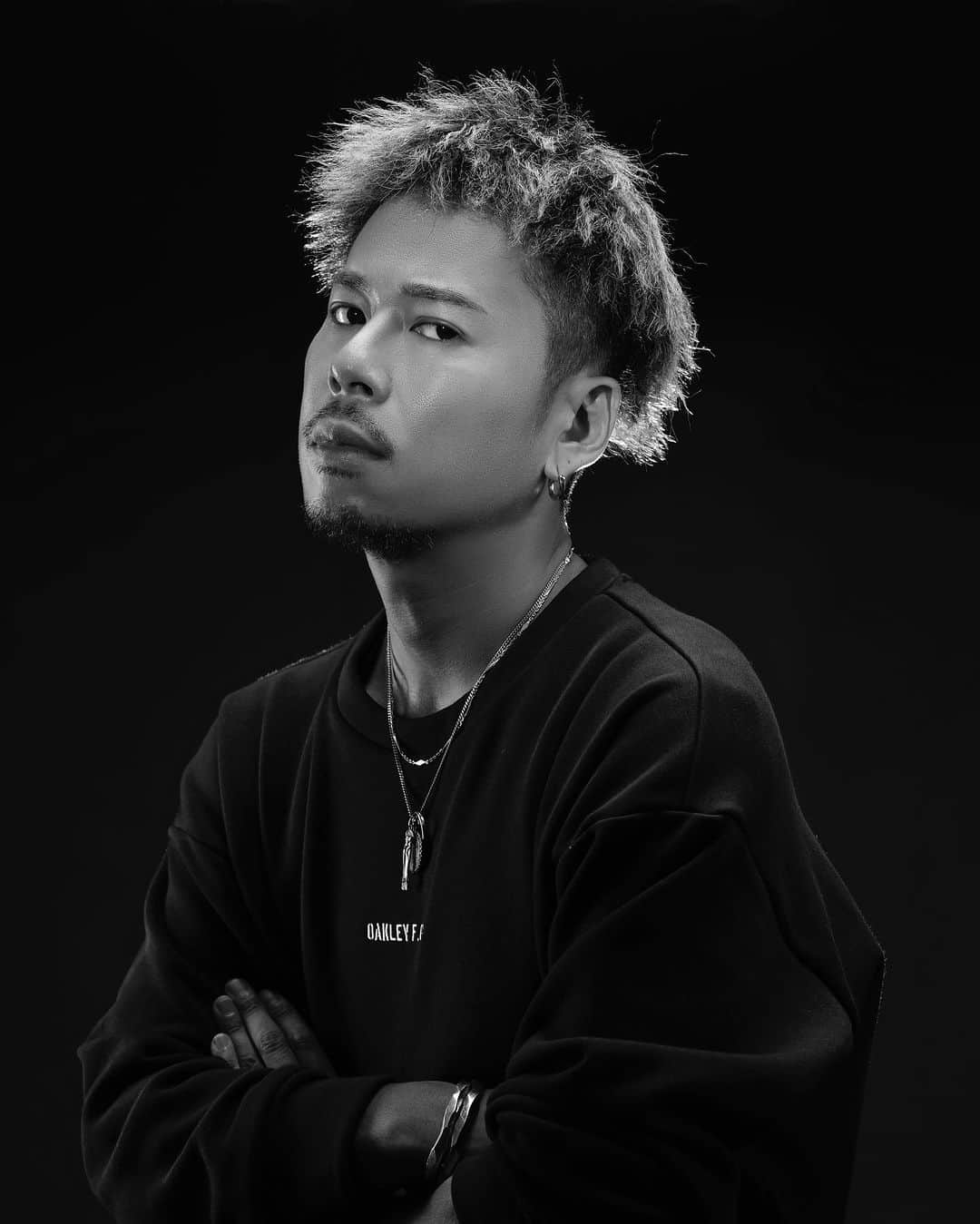 DJ HALさんのインスタグラム写真 - (DJ HALInstagram)「2023 New アー写1️⃣📷　 Photo by @mabchild  5年ぶりにアー写更新しました⤴️  Tops @oakleyjapan   Simple is Best  をテーマに ライティングにこだわって 撮影していただきました‼️ 40歳の自分を カッコよく撮ってくれて ありがとうございました👍🏾」10月9日 2時07分 - djhal
