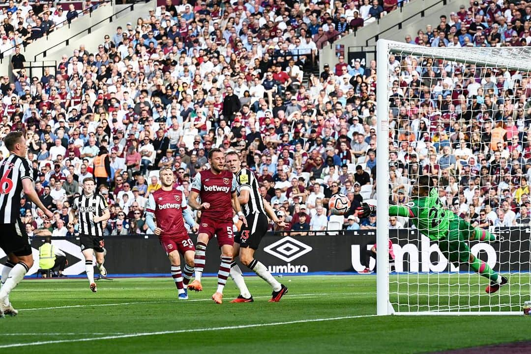 アルフォンス・アレオラさんのインスタグラム写真 - (アルフォンス・アレオラInstagram)「Tough battle today, but what an incredible atmosphere. We go again after the break! @westham #COYI #AA23 ⚒」10月9日 2時07分 - alphonseareola