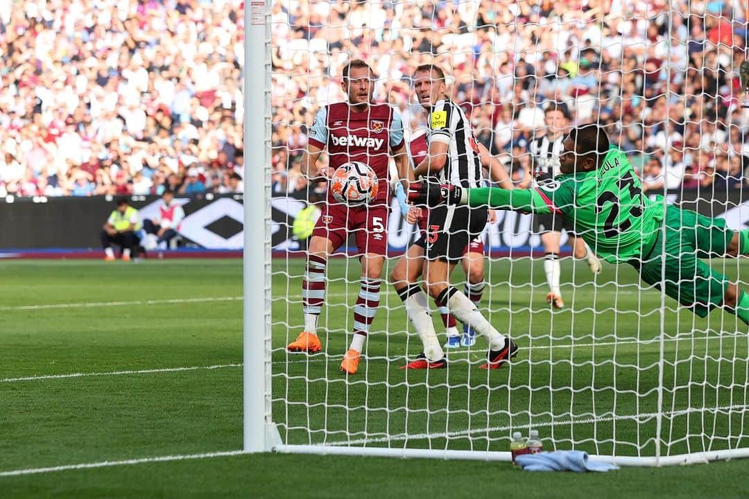 アルフォンス・アレオラのインスタグラム：「Tough battle today, but what an incredible atmosphere. We go again after the break! @westham #COYI #AA23 ⚒」