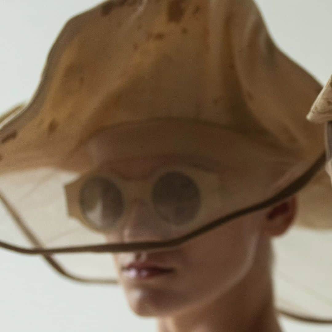 リガーズさんのインスタグラム写真 - (リガーズInstagram)「Presenting UW16 ‘Le Horn’, a statement genuine horn masterpiece created in collaboration with @umawangofficial, and a fitting follow-up to the wildly iconic UW2 ‘Le Wood’ which first debuted in 2019.  Showcased for the first time at Uma Wang Paris Fashion Week runway on Sep 28: t.ly/bT0KW  Photography @tinellish  #RIGARDS #MadeInRIGARDS #LeHorn #LeWood  #SILMOdOr #RG1009TI #Serpentine #NatureFirst #NoToCopycats #MadScientist #TimeMachine #Patina #HandmadeForYourFace #NatureDerived #NaturalMaterials #RIGARDSPatina #PATINAbyRIGARDS #Copper #SterlingSilver #Titanium #Horn #Stone #Wood #Steel #LacquerArt #SunglassClip #SunglassesChain #SustainableEyewear Silmo Paris」10月9日 2時08分 - rigards