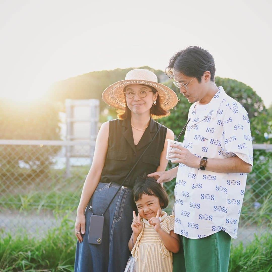 石野千尋さんのインスタグラム写真 - (石野千尋Instagram)「Through back photos of summer memories. Because it ’s so cold in Tokyo!   いきなり寒くなってきましたね🍂夏の思い出の写真を振り返ってアルバムを作っています📚  ちょっと前は暑かったのに！ 夏、ついに、終わっちゃったね🥲  夏休みは仲良し夫婦 @s.minegishi @candlem と一緒に @cannoaya ちゃんの海沿いのお家へ！美味しすぎる @kjooklyn_manzoh さんのBBQを味わいしながら、目の前に上がる大きな花火を楽しませてもらう最高に贅沢な夜でした。しばらくこの楽しい余韻から抜けられなかったくらい🧨  七夕飾りに書いた "おおきなはなびがみたい” が叶って、嬉しそうな娘の姿も見ることができたし、初めの大きな花火にビックリ顔の息子も忘れられません😳   ご近所のお祭りにも行けて、海までお散歩して、野菜の収穫のお手伝いをしたり、帰る前にはプールまでさせてもらって、我が子たちはずっと大はしゃぎ！   @yukiko_0210 ちゃん息子くんの #はじめてのプール の可愛い姿も激写できた🛟  最高のおもてなしをしをありがとう！カンちゃん&マンゾーさんのセンスが溢れる素敵なお家、また遊びに行かせてね🏠♡  #summer #tbm #throwback #memories #holiday #weekend #fireworks #pool #poolparty #bbq #seaside #beach #photographer #portrait #familyphotography」10月9日 2時09分 - chihiroishino