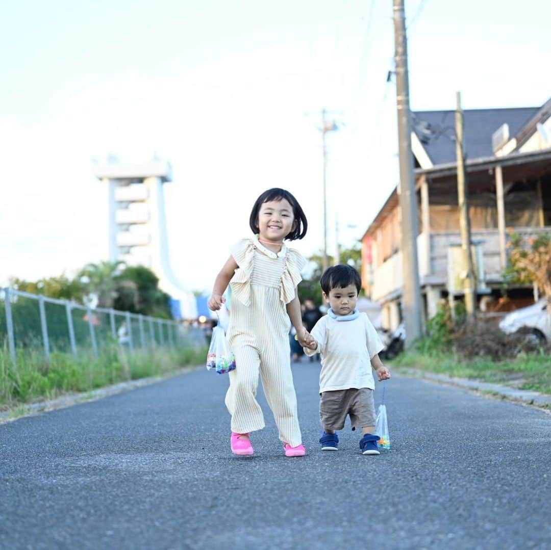 石野千尋さんのインスタグラム写真 - (石野千尋Instagram)「Through back photos of summer memories. Because it ’s so cold in Tokyo!   いきなり寒くなってきましたね🍂夏の思い出の写真を振り返ってアルバムを作っています📚  ちょっと前は暑かったのに！ 夏、ついに、終わっちゃったね🥲  夏休みは仲良し夫婦 @s.minegishi @candlem と一緒に @cannoaya ちゃんの海沿いのお家へ！美味しすぎる @kjooklyn_manzoh さんのBBQを味わいしながら、目の前に上がる大きな花火を楽しませてもらう最高に贅沢な夜でした。しばらくこの楽しい余韻から抜けられなかったくらい🧨  七夕飾りに書いた "おおきなはなびがみたい” が叶って、嬉しそうな娘の姿も見ることができたし、初めの大きな花火にビックリ顔の息子も忘れられません😳   ご近所のお祭りにも行けて、海までお散歩して、野菜の収穫のお手伝いをしたり、帰る前にはプールまでさせてもらって、我が子たちはずっと大はしゃぎ！   @yukiko_0210 ちゃん息子くんの #はじめてのプール の可愛い姿も激写できた🛟  最高のおもてなしをしをありがとう！カンちゃん&マンゾーさんのセンスが溢れる素敵なお家、また遊びに行かせてね🏠♡  #summer #tbm #throwback #memories #holiday #weekend #fireworks #pool #poolparty #bbq #seaside #beach #photographer #portrait #familyphotography」10月9日 2時09分 - chihiroishino