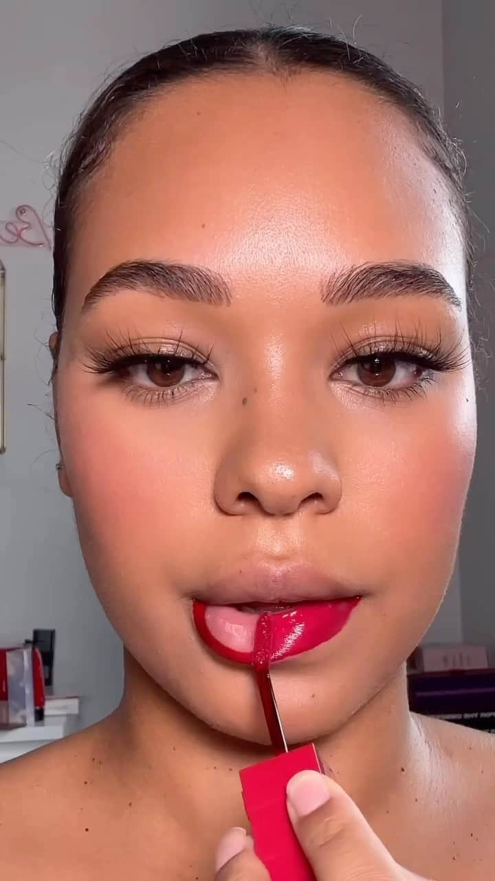 Makegirlzのインスタグラム：「منو ما يحب اللون الأحمر؟ ♥️  Who doesn’t love a red lip? ♥️  Lipstick 💄  Maybelline - Super Stay Vinyl Ink “Wicked”   Credit: @bexcxmpbell ❤️‍🔥  makeup #mascara #makeuphack #makeupoftheday #mascarahack #makeuptime #lashes #lashhack #makeuplooks #mac #maccosmetics #boutiqaat」