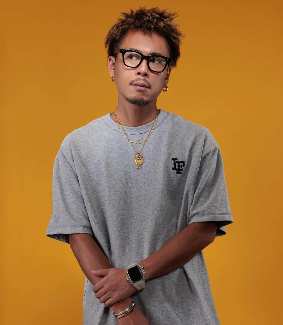 DJ HALのインスタグラム：「2032 New アー写2️⃣📷　 Photo By @mabchild   個人的に推してるイエローバック🟡 背景がイエローだとアー写が並んだ時に パッと目に入る存在感ある色 自分のトレードカラーで推してます😎  Wear @lafayette_jpn  Watch @goldenconcept.jpn   こちらもテーマは  Simple is Best‼️」