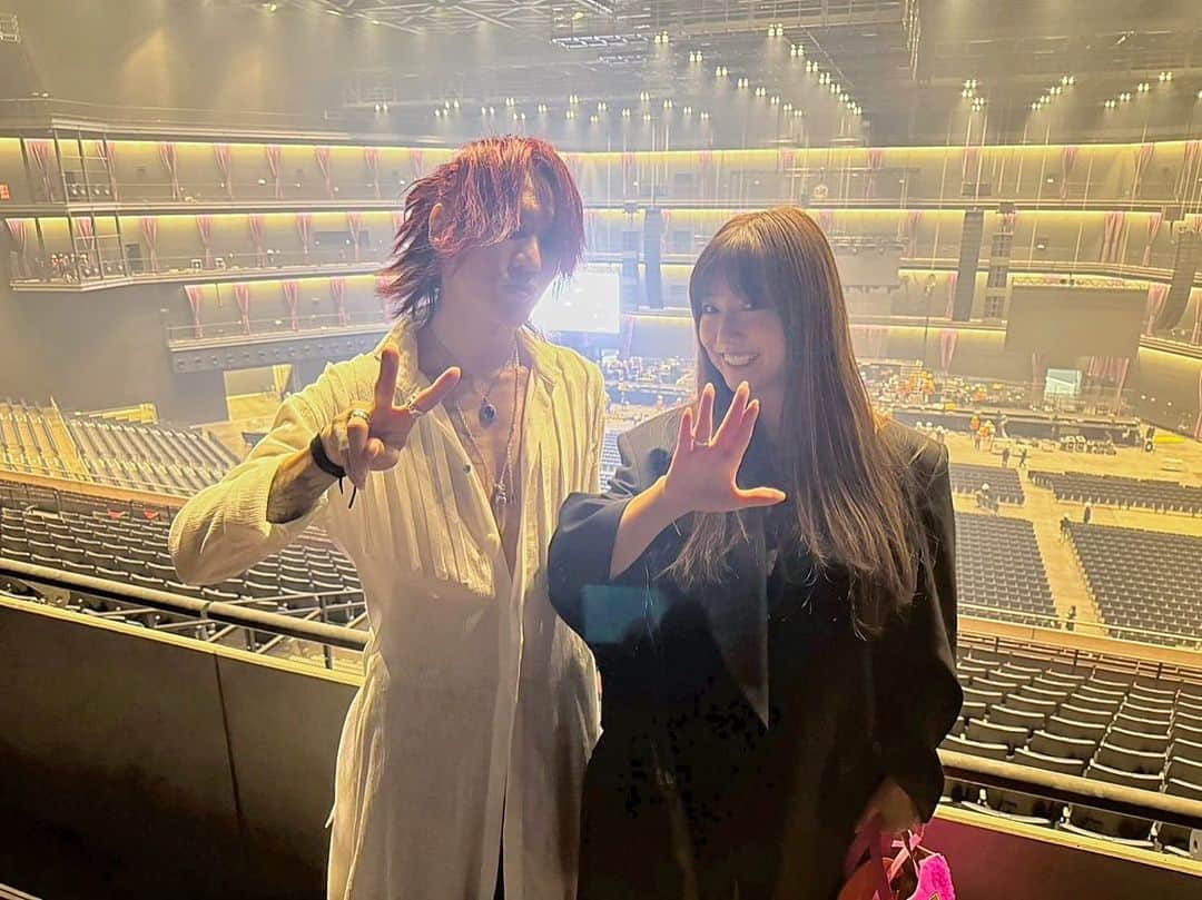 島谷ひとみのインスタグラム：「最高過ぎて眠れないぜ🤘⚡️🎶🎸✨  SUGIZOさんにお誘い頂き、  LUNA SEA DUAL ARENA TOUR 2023  〜神奈川・Kアリーナ横浜 〜  MOTHER OF LOVE, MOTHER OF HATE  超超超かっこよかった‼️  こんだけキャリアを積んでもこれでもか！とまだ攻めるんだ‼️ まだまだ出せるんだ‼️ 渋味も増し増し‼️ なんてタイトな音なんだ‼️ 圧巻のパフォーマンス‼️ 何じゃこりゃー‼️  とかとか感想が溢れる溢れる🎶  お客さんの波に私も乗らせていただきました⚡️  ありがとうございました。  SUGIZOさん  PEACE STOCK  諸々よろしくお願いします🙇‍♀️  LUNA SEAのツアーはまだまだ始まったばかりです‼️  みんなの街にも行くと思うからぜひ❣️  私は、 スタッフ達とテンション上がって横浜中華街行っちゃった👲🧧🏮🪭⛩️✨w  ※写真は許可を得ております。  #LUNASEA #SUGIZO #アリーナツアー #PEACESTOCK78 #SUGIZOさん出演決定 #ただいまチケット発売中 #島谷ひとみ」