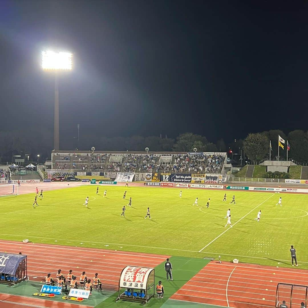 武藤乃子のインスタグラム：「⚽️ 群馬 0-0 岡山  スコアレスドローで＋1💪  試合後に佐藤選手は、プレーオフ進出に向けて「引き分けも負けもいらない、勝たなければいけない、悔しい」と口にしていました。  だいぶ前から選手の皆さんからは、勝ち点は拾っていても勝利が遠い状況に危機感を持つ声があがっています。  私はその言葉を、まだまだ上へ行けるポテンシャルがあるということだと捉えています！  そして今節は、怪我で離脱していた岡本選手が復帰しました。 後半途中でピッチに入ったとき、ここまで長いことキャプテンマークを巻いて試合に臨んでいた城和選手が、すぐさま岡本選手にキャプテンマークを引き継ぐ姿に、ちょっとグッときました。  岡本選手は試合後に「アジア大会を観ていて、代表候補のトレーニングキャンプで一緒だった選手の姿が刺激になった」と話していました。 岡本選手が試合に戻れたことが、チームの追い風になってくれると信じています。  残り5試合！ そのうち、ホーム戦は1試合！ ホーム最終戦がプレーオフへの期待で高まっていると良いな！！！  #ザスパクサツ群馬  #ファジアーノ岡山  #J2 #J2リーグ #Jリーグ #サッカー観戦 #取材」