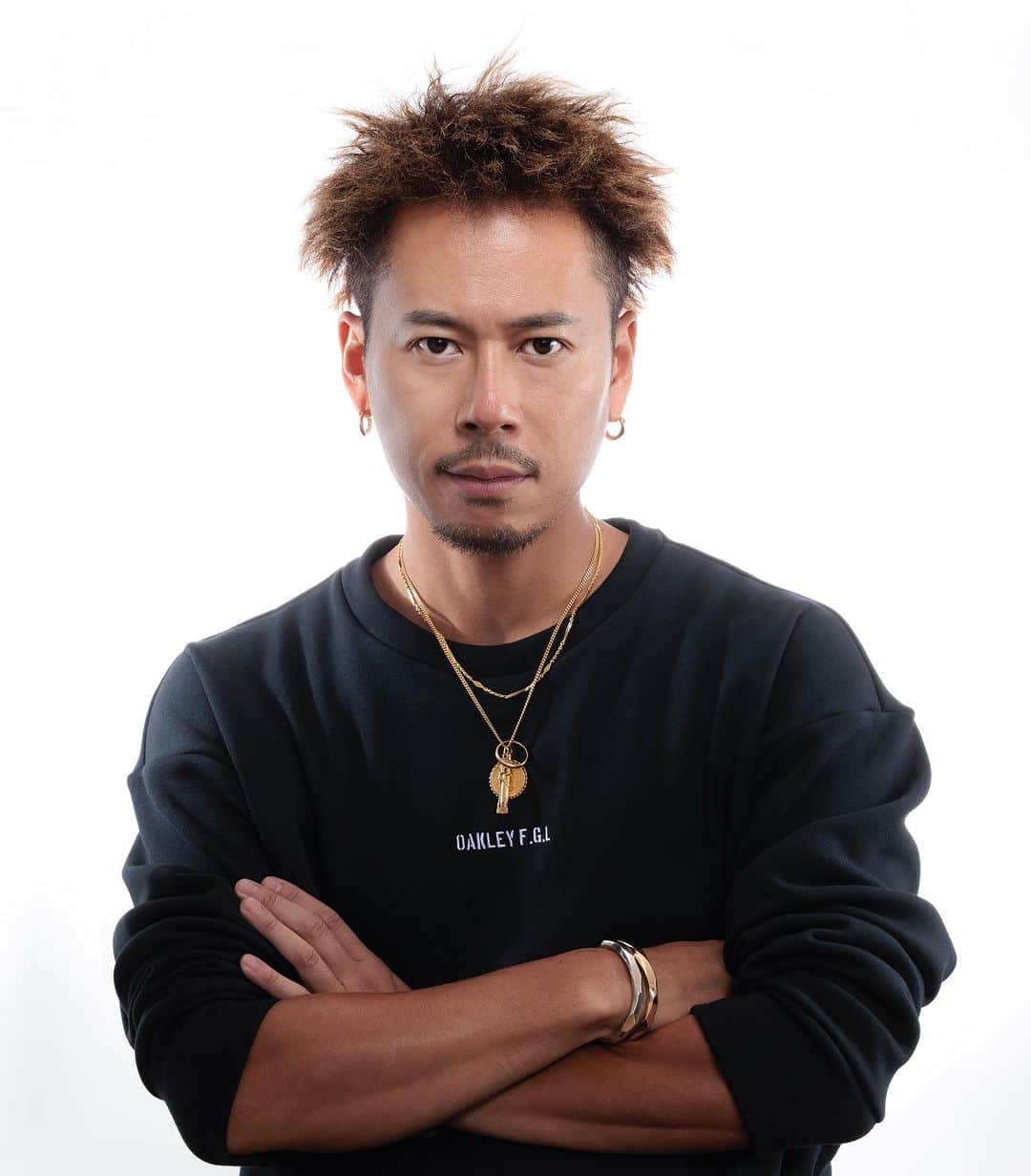 DJ HALのインスタグラム：「2023 Newアー写3️⃣📷 Photo by @mabchild  White Back Stlye🕸️🪽🎧  レタッチしすぎると自分じゃなくなるので めちゃくちゃ綺麗にしてもらったんですが  あえて自然な形に戻してもらいました👌🏾 40歳の本当の自分を描写していただきました‼️  どのアー写がいいですかね？^_^  Simple is Best  Wear @oakleyjapan accessory @garni_tokyo」