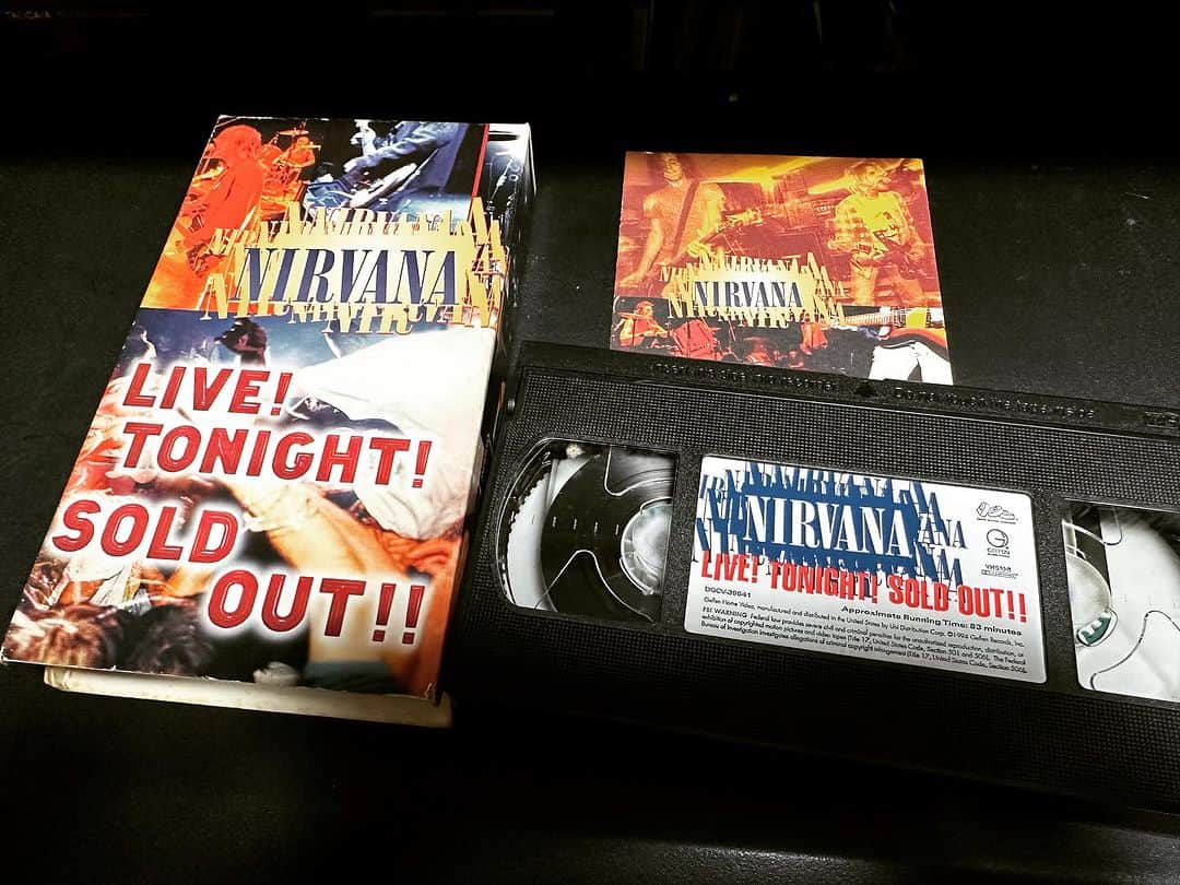 のインスタグラム：「もうビデオデッキは手元にないし、 なんならDVDでも持ってるんだけど、 このビデオテープは手放せなかったんだよね。 マジで沢山観たなぁ、血肉化してる。  #nirvana #ニルヴァーナ #livetonightsoldout #video #videotape #ビデオ #ビデオテープ」