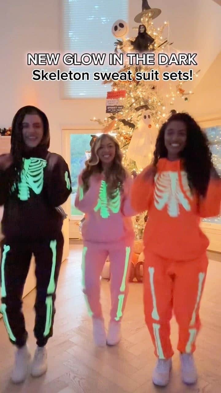 リアン Vのインスタグラム：「Friendly reminder to order your @shoplianev glow in the dark skeleton sets! ✨Order now to get in time for Halloween! ☠️」