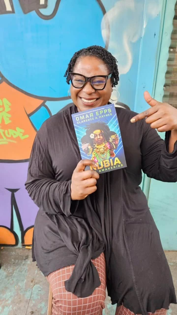 オマー・エップスのインスタグラム：「To share with everyone everywhere, folks who’ve gotten their copies of Nubia: The Awakening & Reckoning. We encourage folks to send and share pictures of book, and please let us know what you think of story. We love being in conversation about the series. Happy reading y’all.  An @omarepps @getunderlined @ericabaumanbooks title」