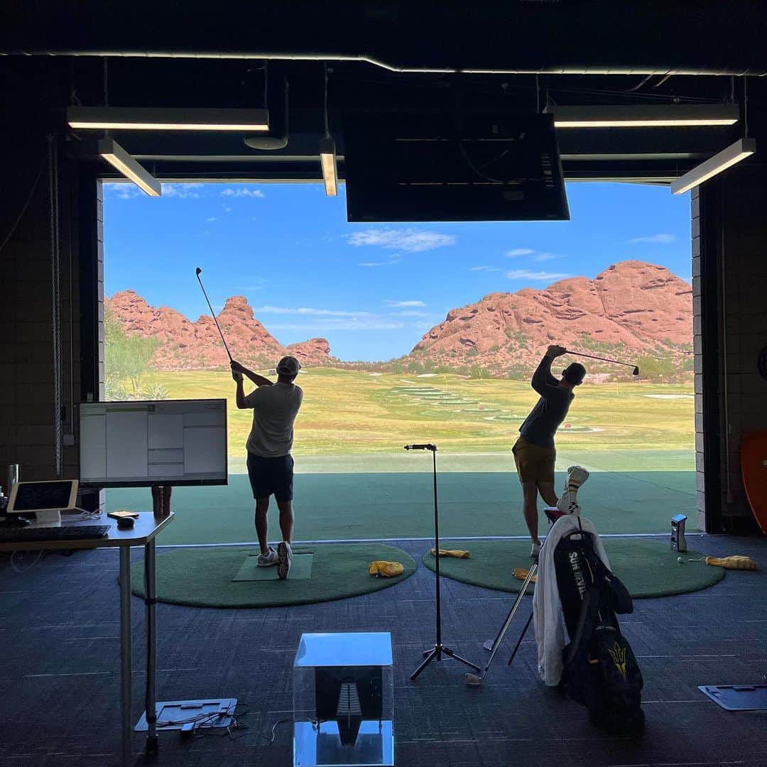 ポール・ケーシーのインスタグラム：「Shade surfing! Watching @mattjonesgolf & @cameronsisk4 at @thebirdasu  . #azgolf #sundevils」