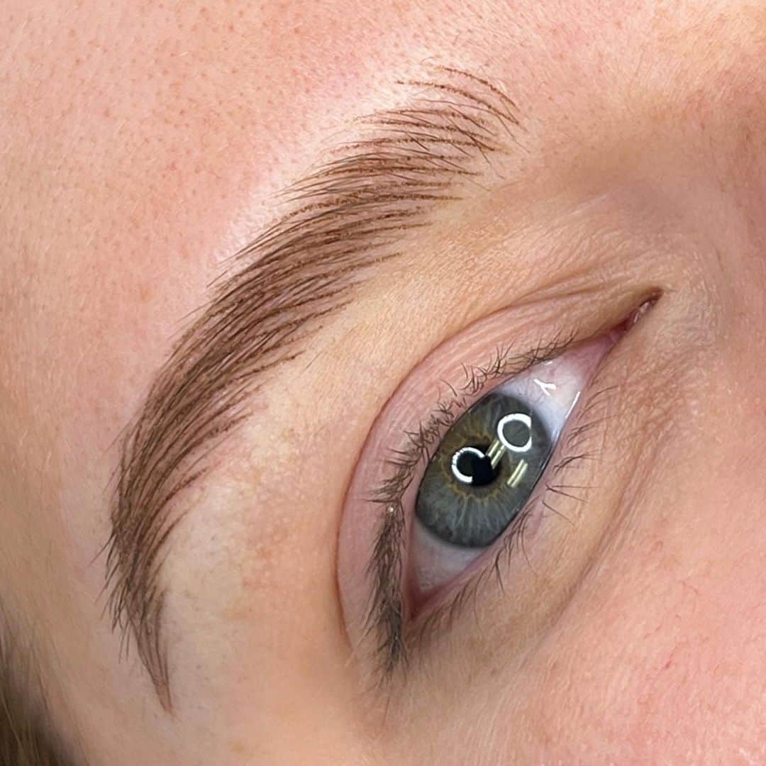 Haley Wightさんのインスタグラム写真 - (Haley WightInstagram)「Okay one more time posting these Machine Nano Brows because I really love them 💕  📆 Lasts 2-3 years  Online booking is now available for this service! Link is in my bio, or call (602)809-9405!  #nano #brows #nanobrows #nanoblading #microblading #azbrows #azmicroblading #aznanobrows #arizona #phoenix #scottsdale」10月9日 2時32分 - cosmobyhaley