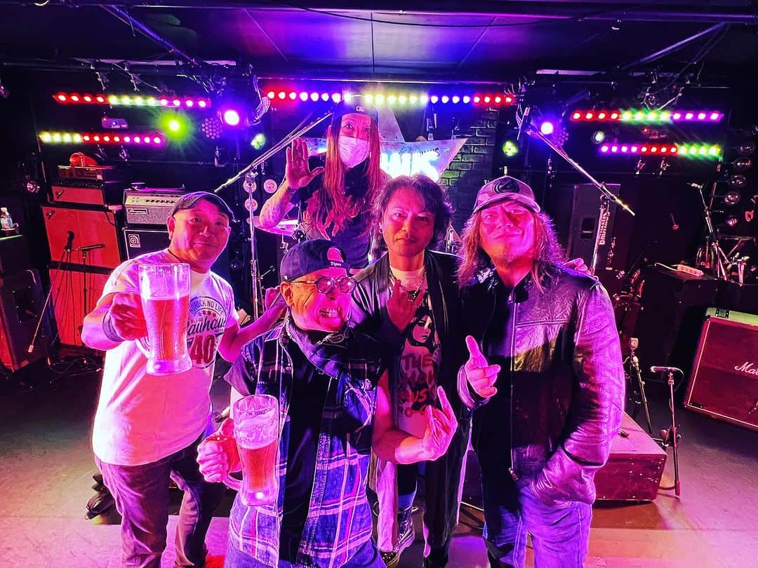 原田喧太のインスタグラム：「今日は六本木Bauhausで高崎晃&Friendsのライブへ。 と言うか、 ドラムがヒマワリくんでほぼほぼ、LOUDNESやないか〜いっ！ 最高でした！ セットリストも感動！ こんな近くでLOUDNESが観れるとは… 終演後も色々あり、忘れられない幸せな日になりました。 #loudness  #六本木  #ライブ」