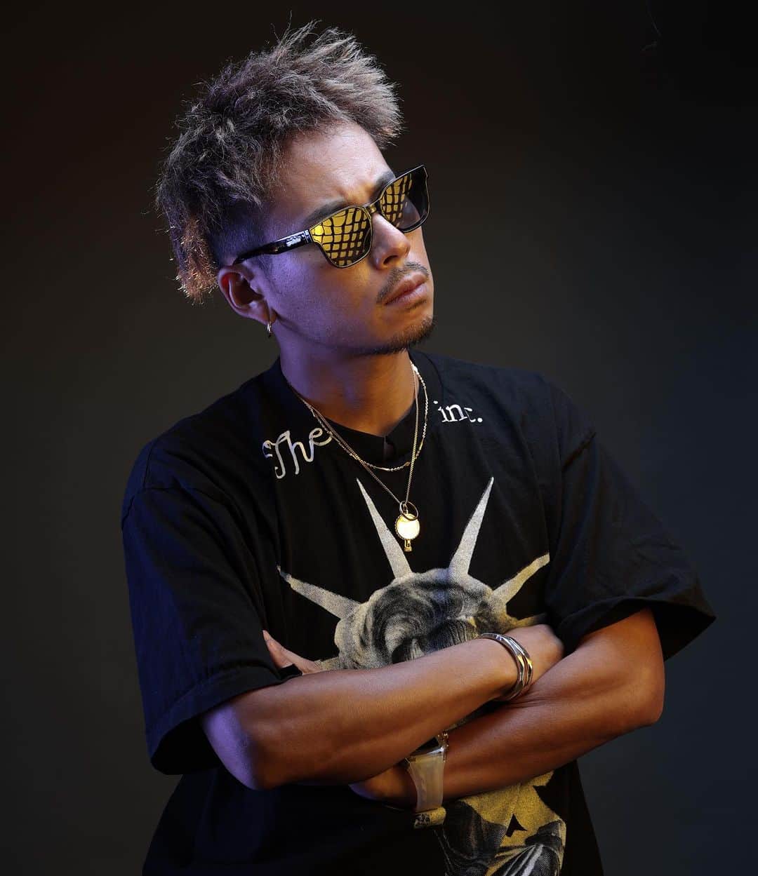 DJ HALのインスタグラム：「Sunglass😎 @szadecollective   Wear @theinc0rp0rated   Watch  @goldenconcept.jpn   Gold @garni_tokyo   Photo By  @mabchild   サングラスのライティングがGood過ぎる👍🏾」