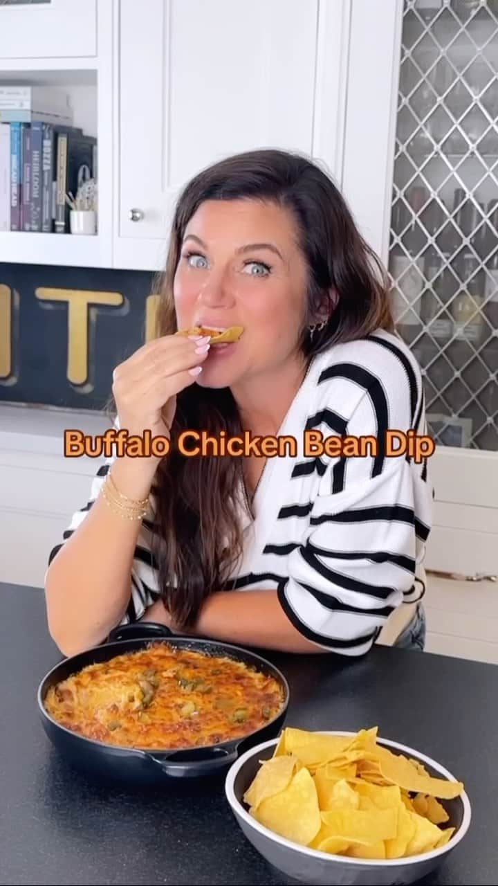 ティファニー・ティーセンのインスタグラム：「It feels like every day is game day at this point. But if that gives me a reason to dip, I’ll take it! Buffalo Chicken Bean Dip from #HereWeGoAgain」