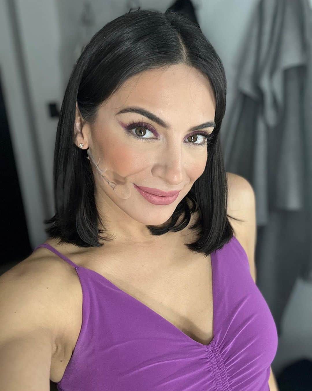 Ana Brenda Contrerasのインスタグラム：「Mi ella 🎀 la sigo encontrando en cada función y estoy disfrutando hacerlo. Mi ella rota de la ficción me está devolviendo partes que tenia perdidas.  Mi ella que se siente contenida en un lugar seguro por que está rodeada de gente bonita y talentosa que ama lo que hace arriba y abajo de las tablas Ella , La Niña 👧🏻 😂 Ellona  Ella somos todxs ❤️‍🩹  Nos vemos en el teatro @sietevecesadios  #quevivaelteatromusical 🎭 🎶」