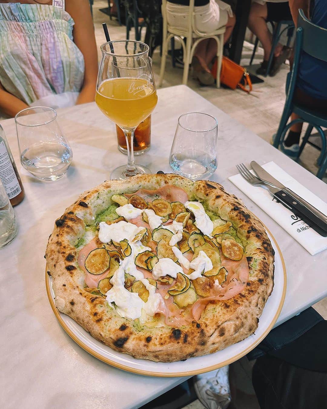 @LONDON | TAG #THISISLONDONのインスタグラム：「🍕 Super fun evening @Napoli_On_The_Road in #Chiswick! We were keen to try the pizza because we’ve heard good things, and we can confirm… the pizza is amazing! 👏🏼👏🏼 Choose from a classic or a Signature by Michele! Nice to sit outside on a warm evening! Enjoy! ❤️🙏🏼 @MrLondon @Alice.Sampo   ___________________________________________ #thisislondon #lovelondon #london #londra #londonlife #londres #uk #visitlondon #british #🇬🇧 #foodiesoflondon #londonfoodies #londonfoodie #londonfood #londonrestaurants #londonbars #londonreviewed #westlondon #londonpizza #pizza #pizzalover」