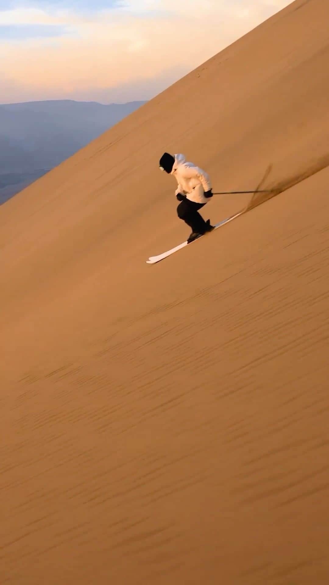 のインスタグラム：「Sand or snow, we'll take a run either way. ⛷️ Epic video by @candidethovex and @azizbenkrich!」