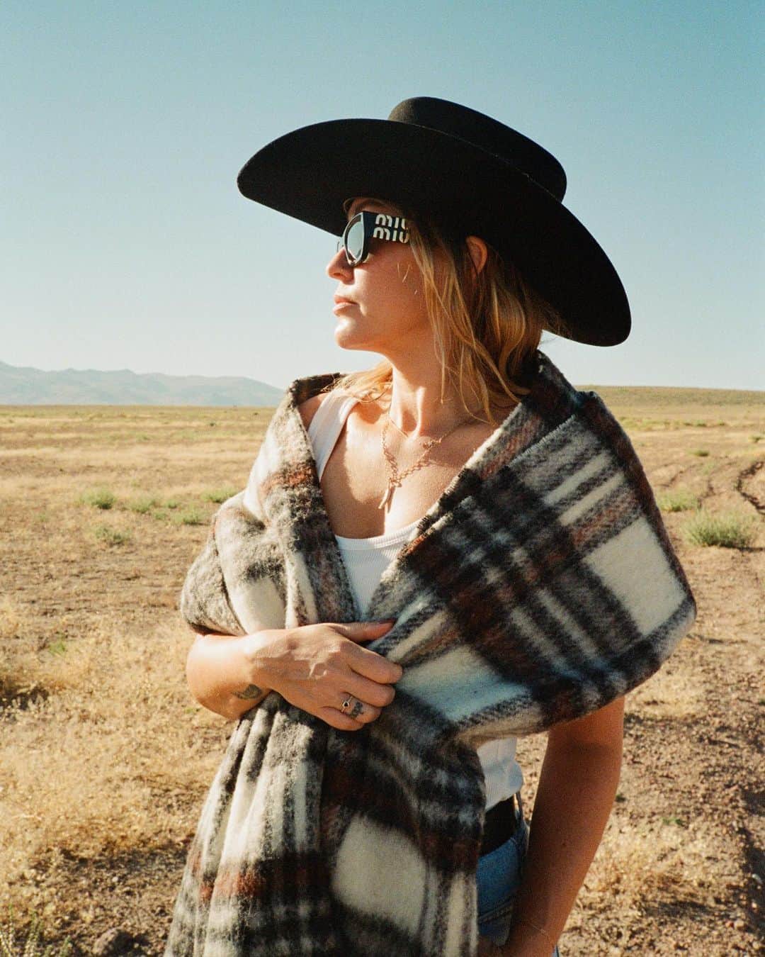 ブランディ・グレン・サイラスのインスタグラム：「Early morning out West with @freewildhorses - Insane film shots by @forrestmankins ☀️」