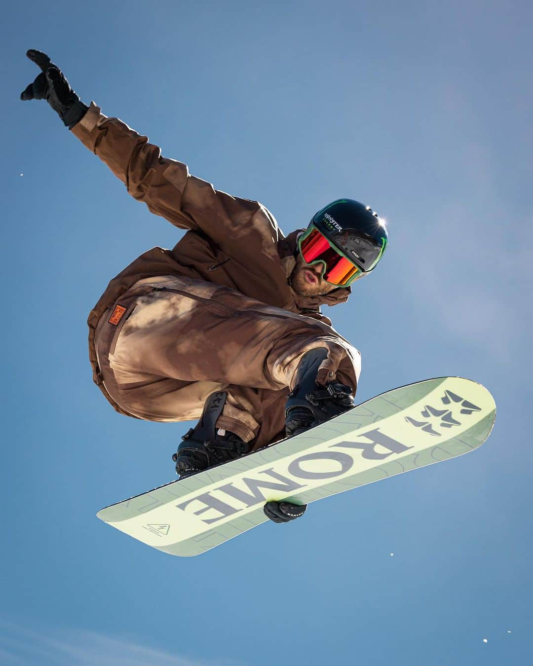 ステール・サンドベックのインスタグラム：「I don’t know why, but this tweak always brings out the 🦆 Face😂  📷: @jerm_worldwide  #snowboarding #saasfee」