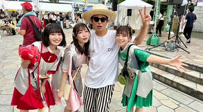 福島ゆかのインスタグラム：「：ビール祭  載せていなかった写真を載せていっこうシリーズ。  郡山市のビッグサマーイベント！ビール祭に出演させていただいたときの写真です🍻  たくさんの方がイベントを楽しんでいましたね！！ 郡山のみなさんにけっぱっての音楽を届けることができて本当に嬉しかったです✨  そしてなんと、渡辺俊美さんのご厚意で渡辺さんのステージにもお邪魔させていただいちゃいました😳 猪苗代湖ズさんの『I love you & I need you ふくしま』をご一緒させていただくという、貴重な経験をさせてもらいました！渡辺さん本当に素敵で、、素敵な思い出になりました✨  そして福島を代表するアーティストMANAMIさんとお写真を撮らせていただきました！  まさかMANAMIさんがけっぱってを知っていてくれてるなんて😳  MANAMIさんは10月15日のけっぱって東北定期in郡山の福島ゆか生誕SPにも出演してくださるので、本当に楽しみ&嬉しいです！  #郡山 #ビール祭 #ビール #福島 #音楽 #ライブ #イベント #歌 #東北 #郡山グルメ」