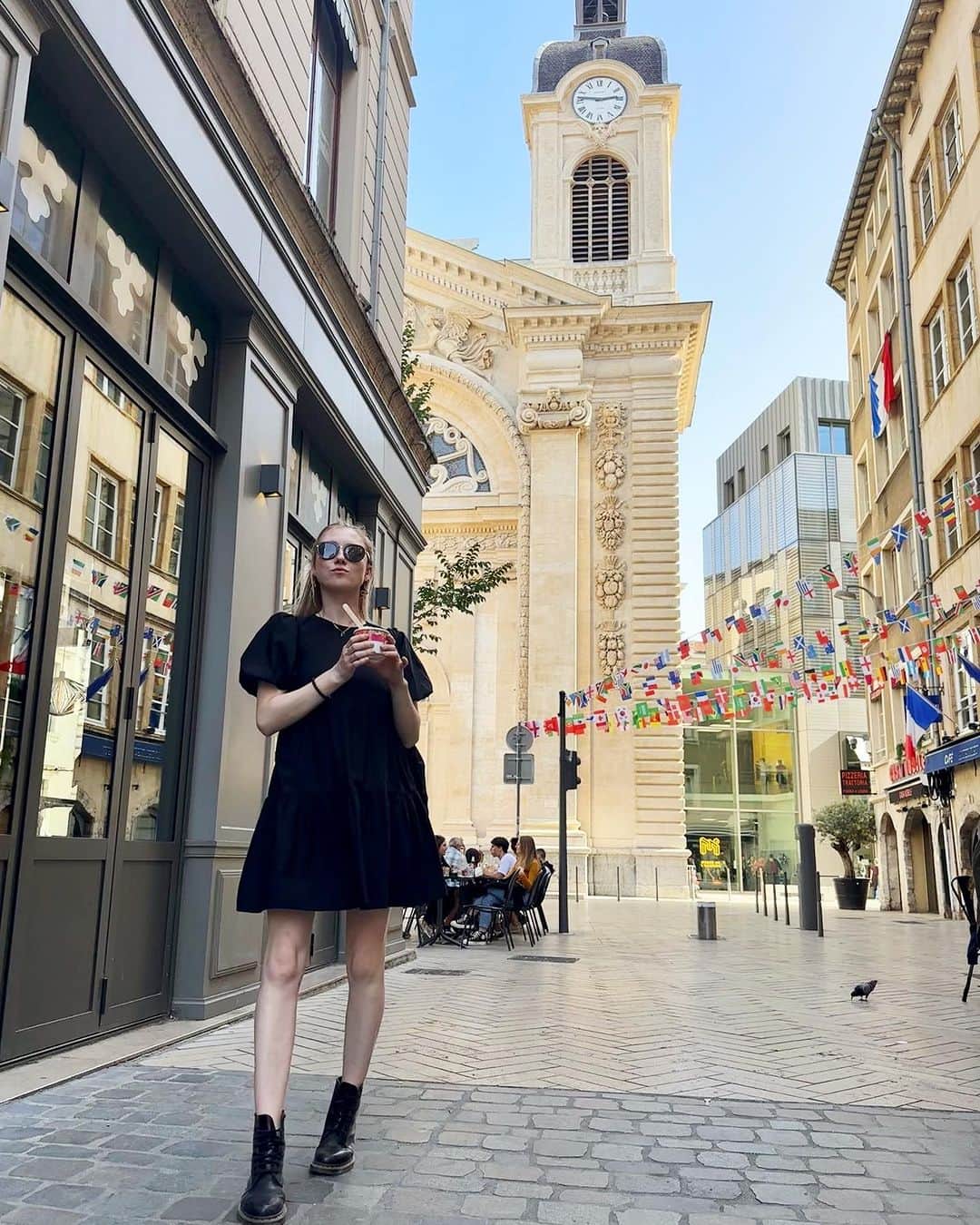 ティファニー・ザホースキのインスタグラム：「Where did autumn go? 💛☀️  📸- @ashleekinns 😘」