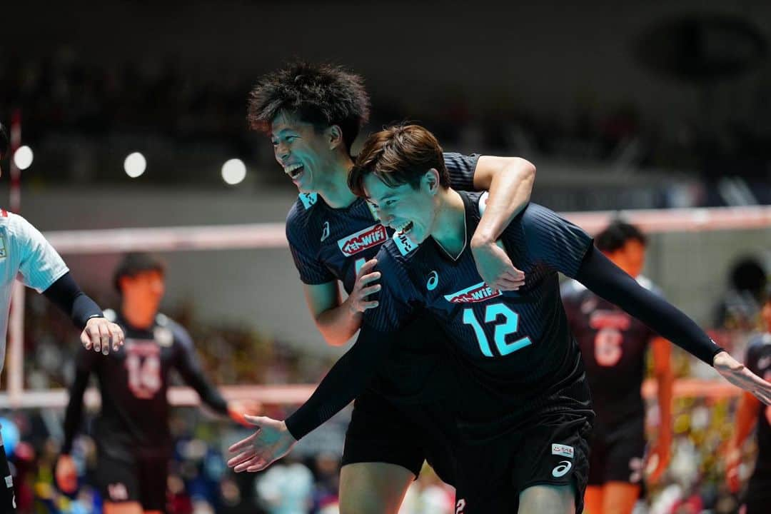 フジテレビ★バレーボールさんのインスタグラム写真 - (フジテレビ★バレーボールInstagram)「．  「FIVBパリ五輪予選/ワールドカップバレー2023」男子 第7️⃣戦  最終戦の相手は世界ランキング2位のアメリカ🇺🇸  今大会初スタメンの選手たちが躍動しましたが、フルセットの末惜しくも敗戦。 全試合が終了し、最終順位2位で大会を終えました👏🏻  「この試合は必ず未来につながる」 次の目標はパリ五輪でメダル獲得🥇 引き続き🇯🇵の応援よろしくお願いします❗️📣  🇯🇵日本 2-3 アメリカ🇺🇸 (19-25 25-22 25-19 23-25 12-15)  #龍神NIPPON  #ALLforPARIS #男子日本代表 #バレーボール #ココで決める」10月9日 3時11分 - fujitv_volleyball