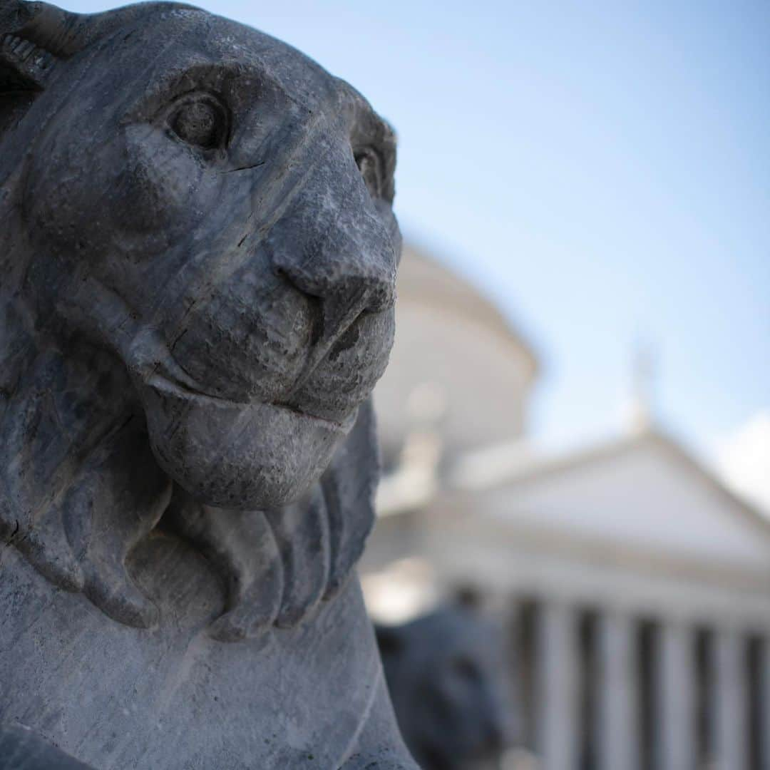 チェザーレ アットリーニさんのインスタグラム写真 - (チェザーレ アットリーニInstagram)「A Autumn Sunday afternoon, discovering the wonderful Piazza del Plebiscito in Naples.  Find out more about this story in our web site (link in bio)  #CesareAttolini  #CesareAttoliniNapoli #Attolini #TimelessElegance #Timeless #SartoriaAttolini」10月9日 3時12分 - cesareattolininapoli