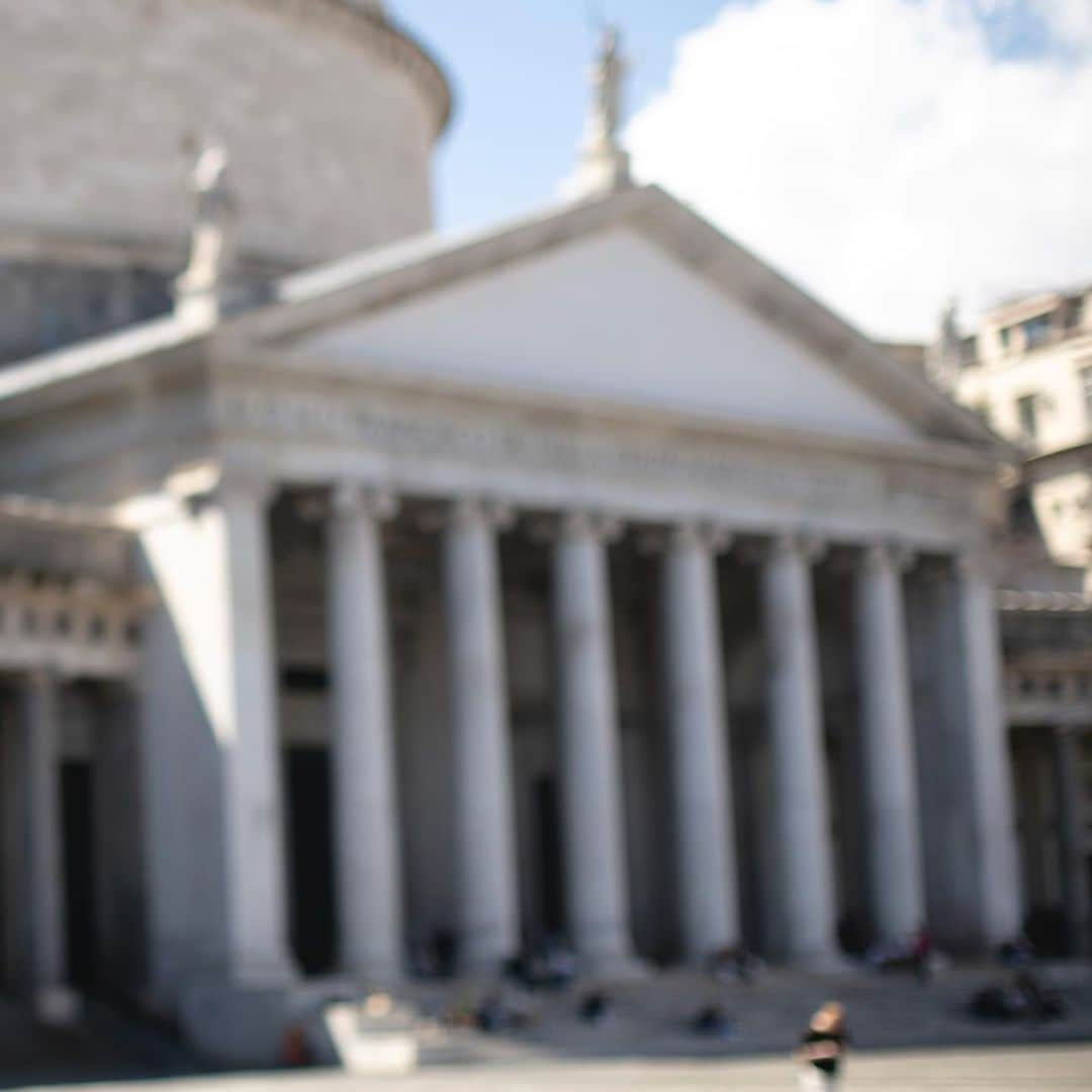 チェザーレ アットリーニさんのインスタグラム写真 - (チェザーレ アットリーニInstagram)「A Autumn Sunday afternoon, discovering the wonderful Piazza del Plebiscito in Naples.  Find out more about this story in our web site (link in bio)  #CesareAttolini  #CesareAttoliniNapoli #Attolini #TimelessElegance #Timeless #SartoriaAttolini」10月9日 3時12分 - cesareattolininapoli