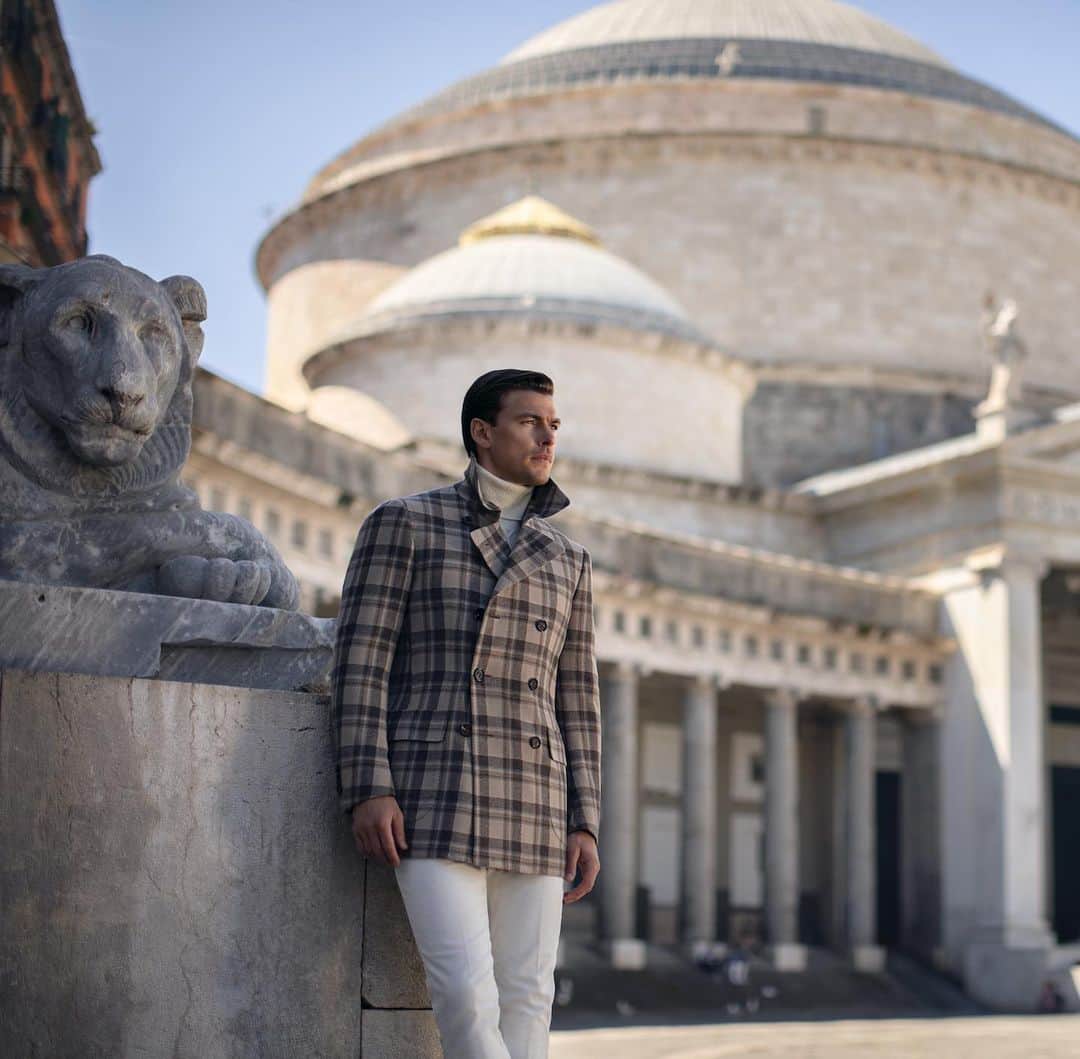 チェザーレ アットリーニのインスタグラム：「A Autumn Sunday afternoon, discovering the wonderful Piazza del Plebiscito in Naples.  Find out more about this story in our web site (link in bio)  #CesareAttolini  #CesareAttoliniNapoli #Attolini #TimelessElegance #Timeless #SartoriaAttolini」
