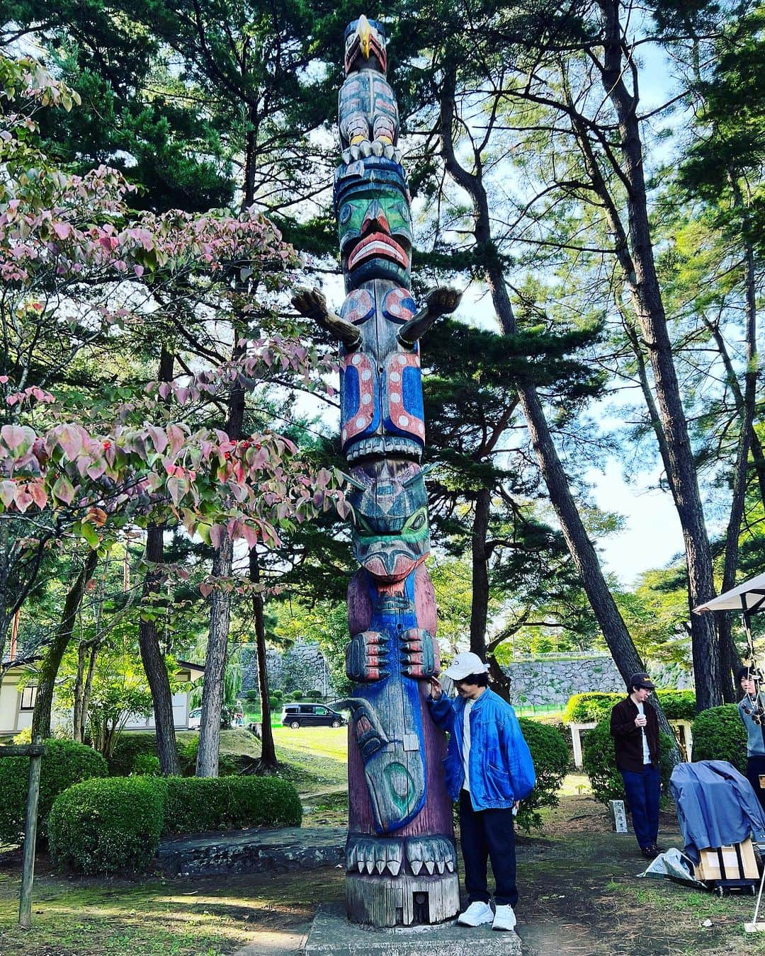 神谷洵平さんのインスタグラム写真 - (神谷洵平Instagram)「最近会う人にはちょいちょい話しているのですが、トーテムポールが好きなんです。理由はわかりません。 今日は念願叶って2ショットが撮れました😌 あと紛れもなく岩手が好きな街だった。空気感。 叶うのであればいつか住みたい場所No1。 またゆっくり旅行にも来たいです。  No 2 熊本 No 3 金沢  #トーテムポール愛好会」10月9日 3時07分 - junpeikamiya