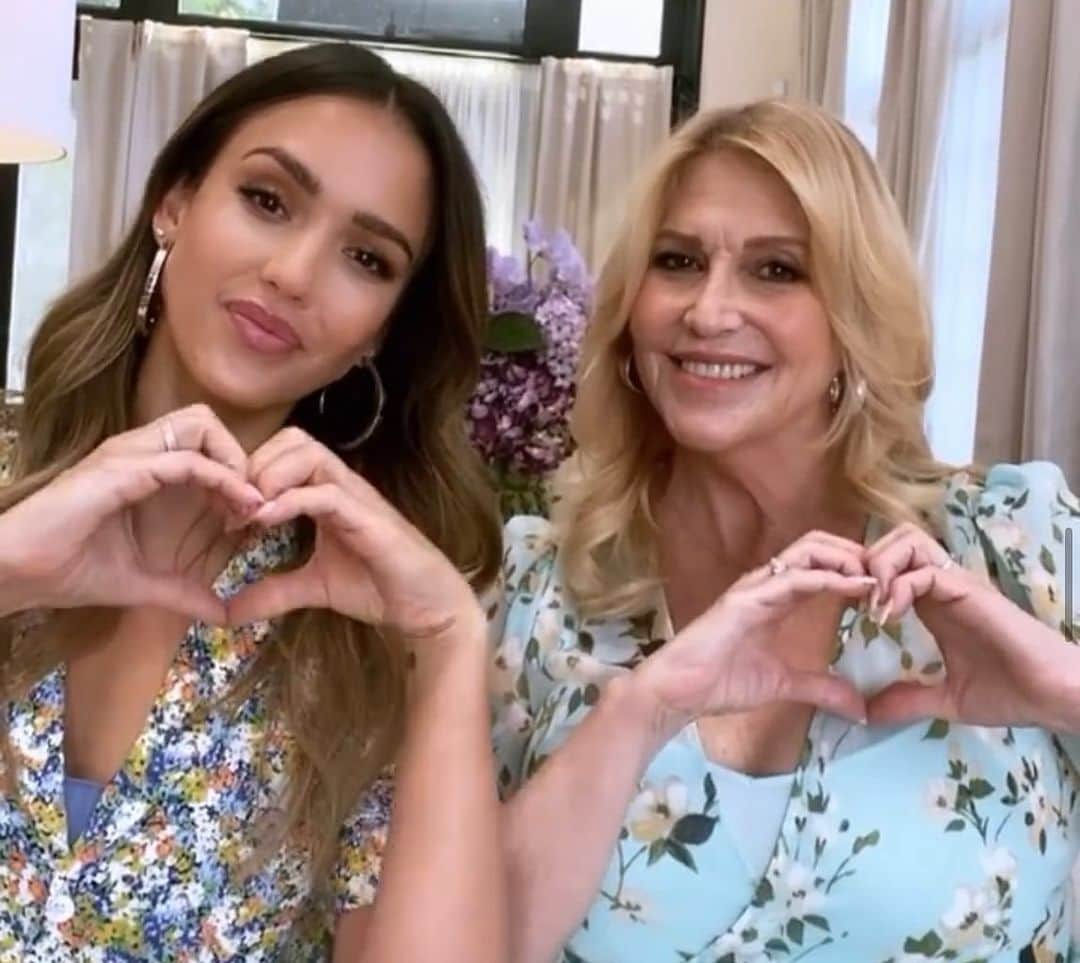 ジェシカ・アルバのインスタグラム：「Happy Happy Birthday to my mamasita @cathyalba 💖🎉🎂🎊 I love you to the 🌙 and back - thank you for always supporting me, believing in me and pushing me to follow my dreams 🙏🏽 You keep it real 💯 and hold it down and I’m so grateful for you. Cheers to another trip around the ☀️! #HappyBirthday #LibraSeason」