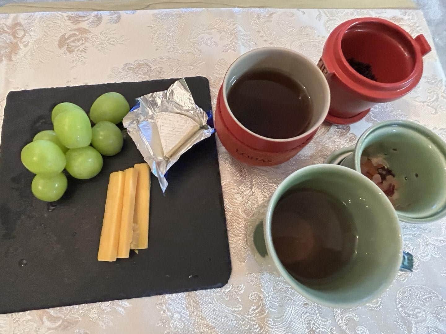 ジュディ・オングのインスタグラム：「今日はチーズにシャイン・マスカットを合わせて. プーアール茶でナイトキャップです。もう一つの茶は中国のドライフルーツを薔薇に散りばめたばらのフルーツティー。今度YouTubeで紹介しますが、かなりおいしい、」
