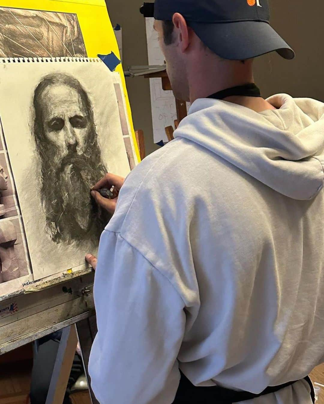 ショーン・オプリーのインスタグラム：「I recently got the opportunity to take Master of Portraits @oliversin ‘s live portrait class at the historic @salmagundiclub . Such a wonderful experience to do live drawing and also get the chance to work with fine charcoal for the first time. Thank you Oliver and all the great classmates who let me bend their ear.  Here are some of the progressions of my piece  Also, don’t wear white to charcoal drawings. Just don’t.」