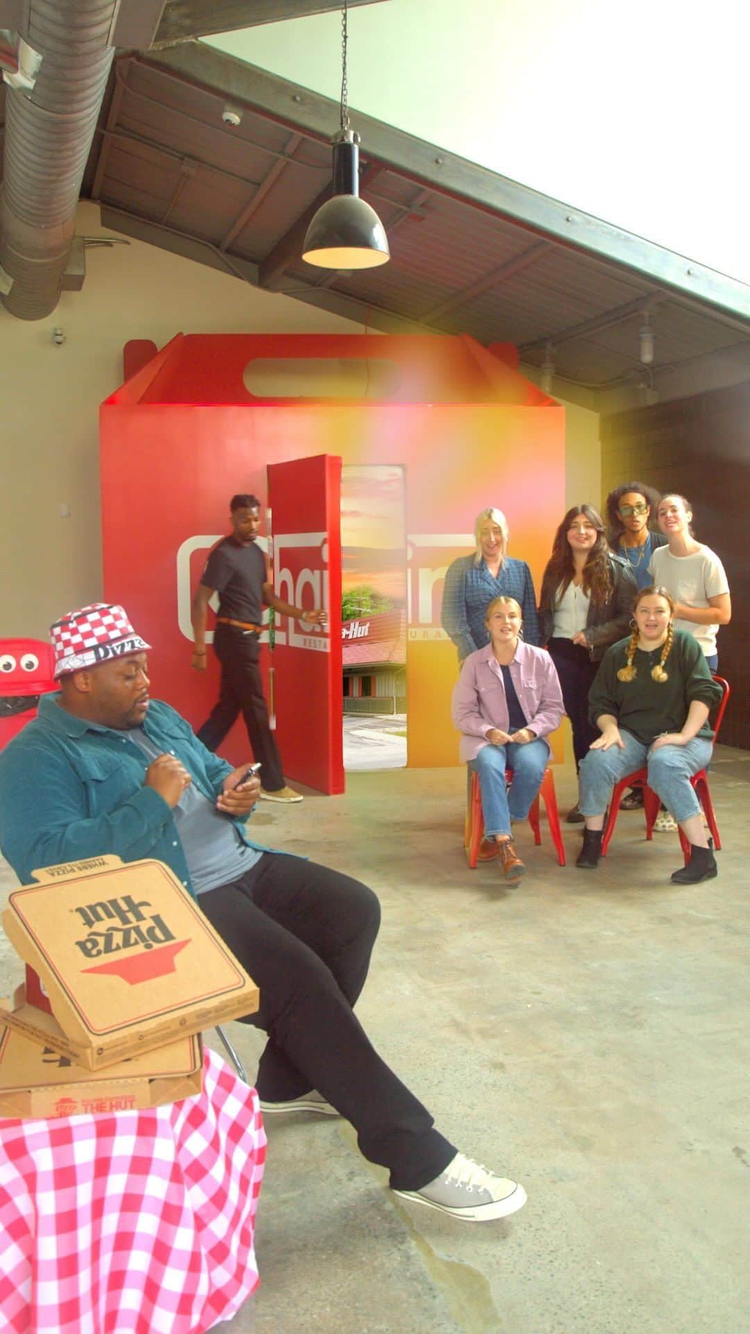 Pizza Hutのインスタグラム：「Something INCREDIBLE is coming to Hollywood from @pizzahut and @eatatchain」