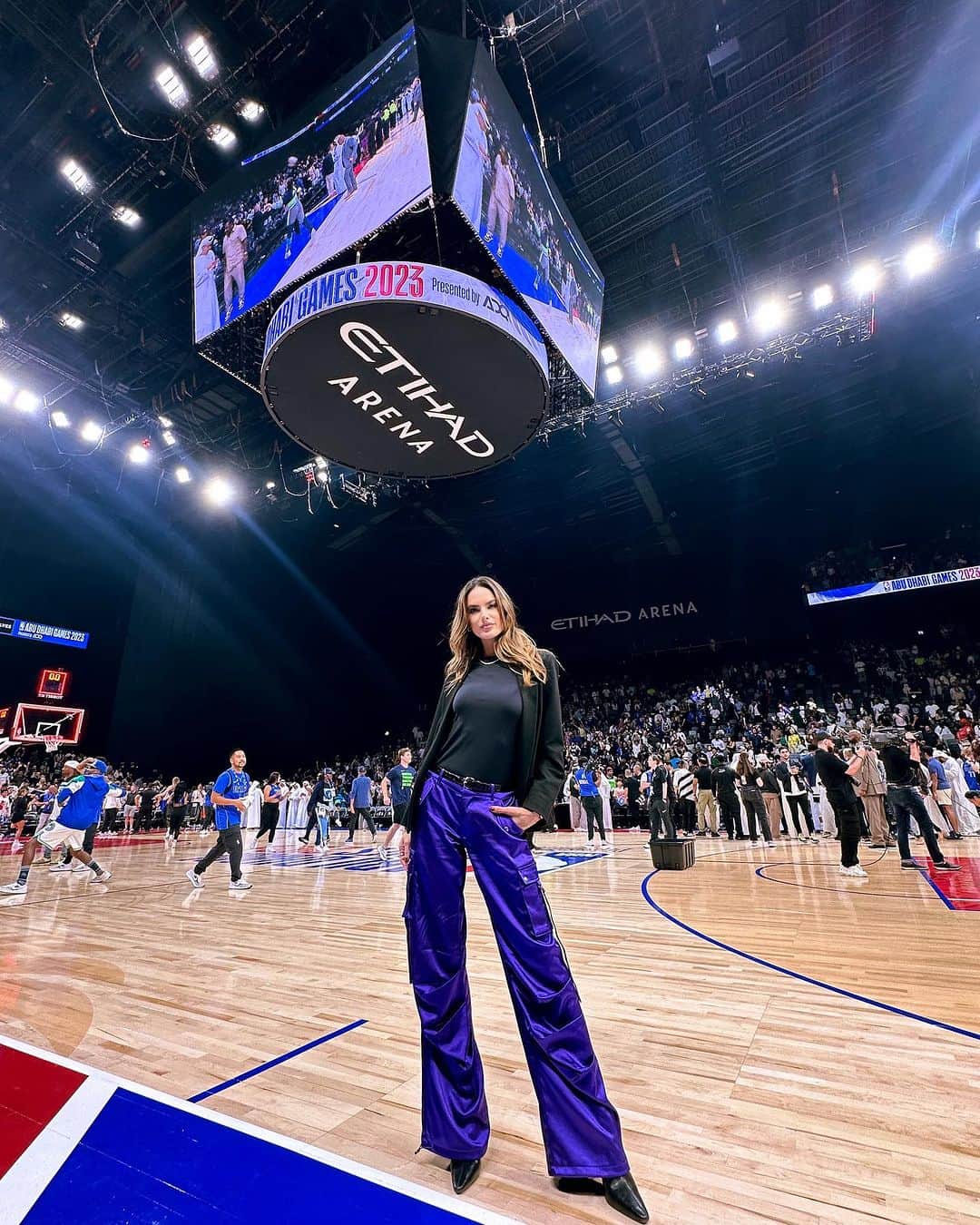 アレッサンドラ・アンブロジオさんのインスタグラム写真 - (アレッサンドラ・アンブロジオInstagram)「Embracing the electrifying energy at the NBA game in Abu Dhabi! 🏀🌟  #NBAinAbuDhabi  #InAbuDhabi」10月9日 3時34分 - alessandraambrosio