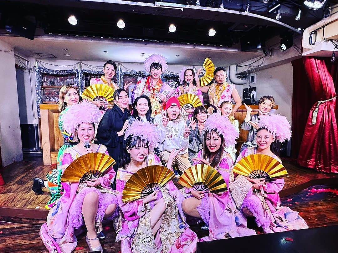 日出郎さんのインスタグラム写真 - (日出郎Instagram)「キヅキサイコー  エマママ、リアルBD！  渋谷の傷ついたダンサーが集まるバー「キヅキ」(ここまでが店名!)にお邪魔してショー観てきました！ 何気にキヅキでショー観るの初めて  ショータイムがダンスのクオリティが高くて、素晴らしかった！  アニメのオープンニングを2次元で観てるようなオープンニングは圧巻  ロケットダンス、最近はショーパブで中々、観れません！ HipHopが主流になってきたからねぇー  コヨーテダンサーよろしく、テーブルでも盛り上げるセクシーナンバー  EMAママのソロもジブリの曲で切ない… でも、ピルエット、このドレスなのによく回ってました！  宮益坂太夫としての花魁ショーが豪華  フィナーレも和テイストで、お扇子捌きも見事でした  香和の花ちゃんとEMAちゃんのリアル誕生日をお祝いできて嬉しかったです！  ド満席で盛り上がっていたバーキヅキでした♪  でも1番、傷ついてるダンサーはもう足の上がらない私だったりして… 煙草の煙が目に染みます涙  私もコンサートがんばります♪  #日出郎 #エマママバースディ #渋谷キヅキ #show #日出郎40周年コンサート」10月9日 3時35分 - hiderou1030