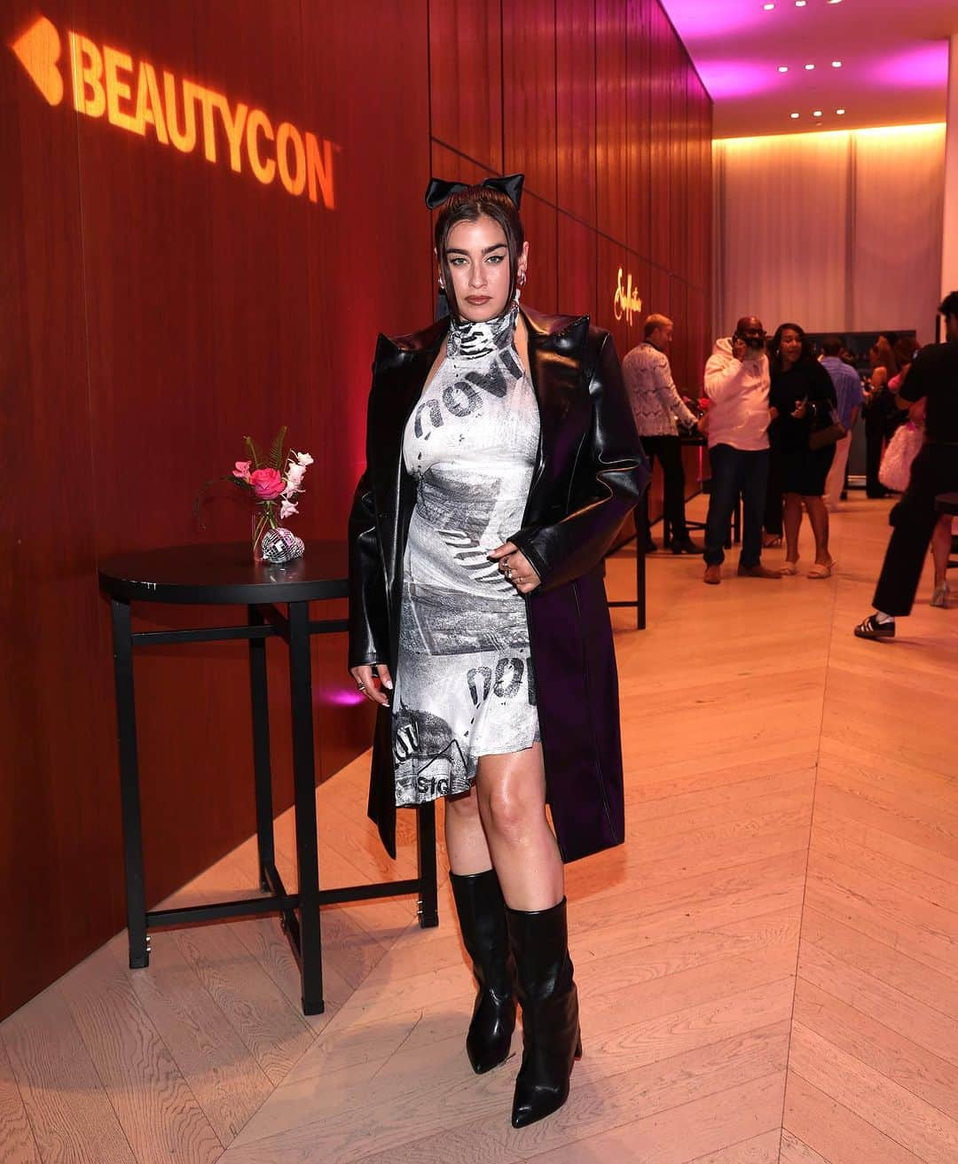 ローレン・ハウレギのインスタグラム：「Wanted to say a late thank you to @beautycon & @galore for having me help present the #beautiesawards✨🤍 had us a ball at the durings, dinners & afters. very yummy and very beautiful and perfectly beat faces all around me. I loved every second. Thank youuu✨🤍 glam by @leo.chaparro & @castillo_13」